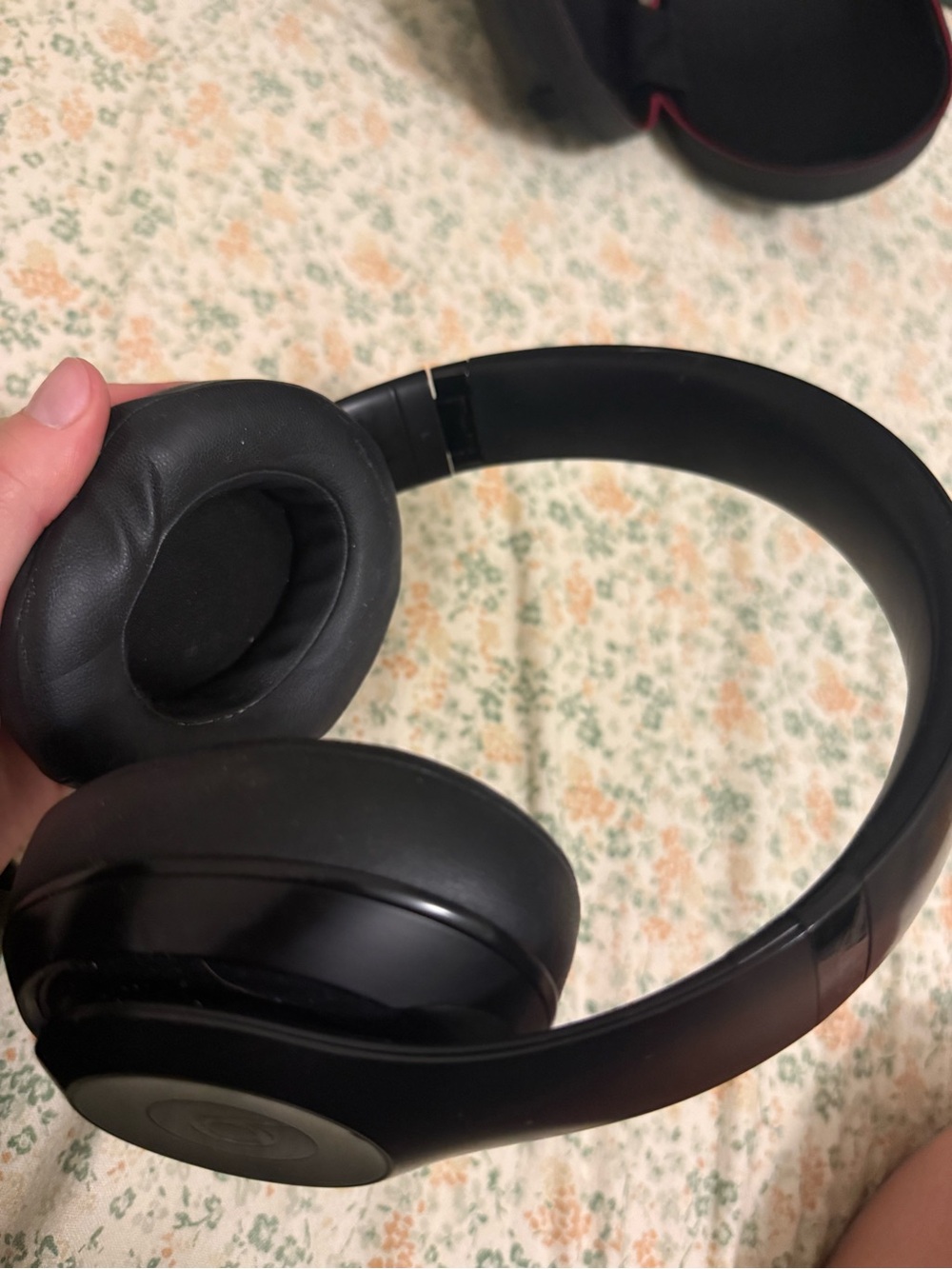 Studio3 Wireless Over-Ear Headphones — Matte Black - Picture 6 of 7